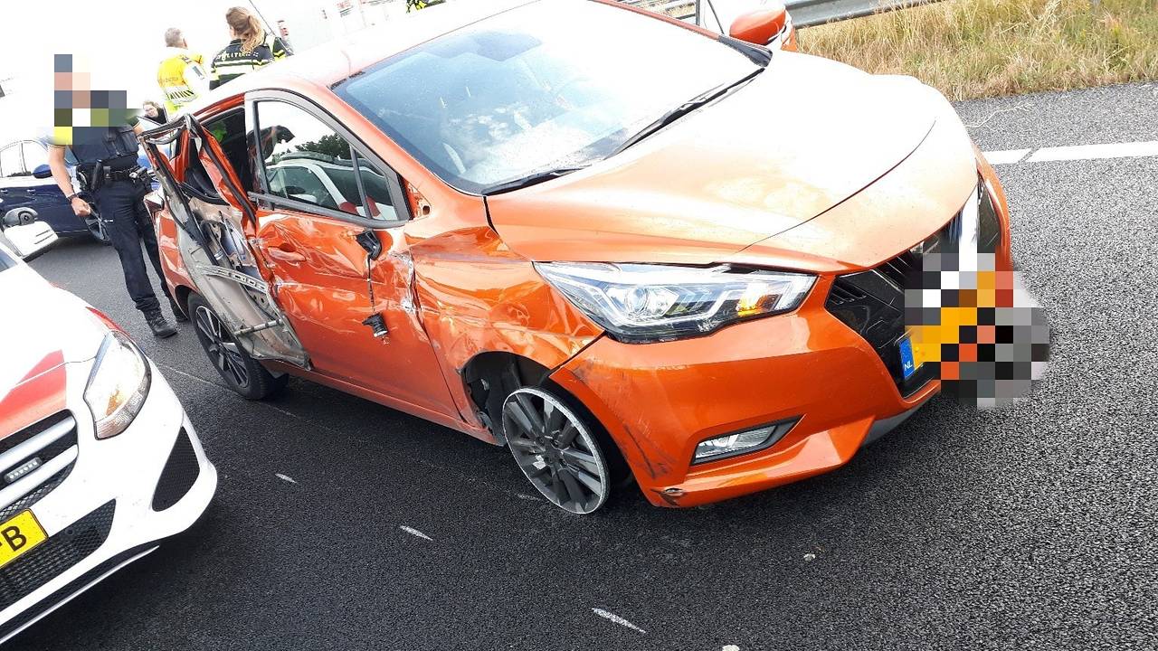 De automobiliste werd bij Dordrecht tot stoppen gedwongen (Foto: Twitter Team Verkeer Zeeland-West-Brabant).