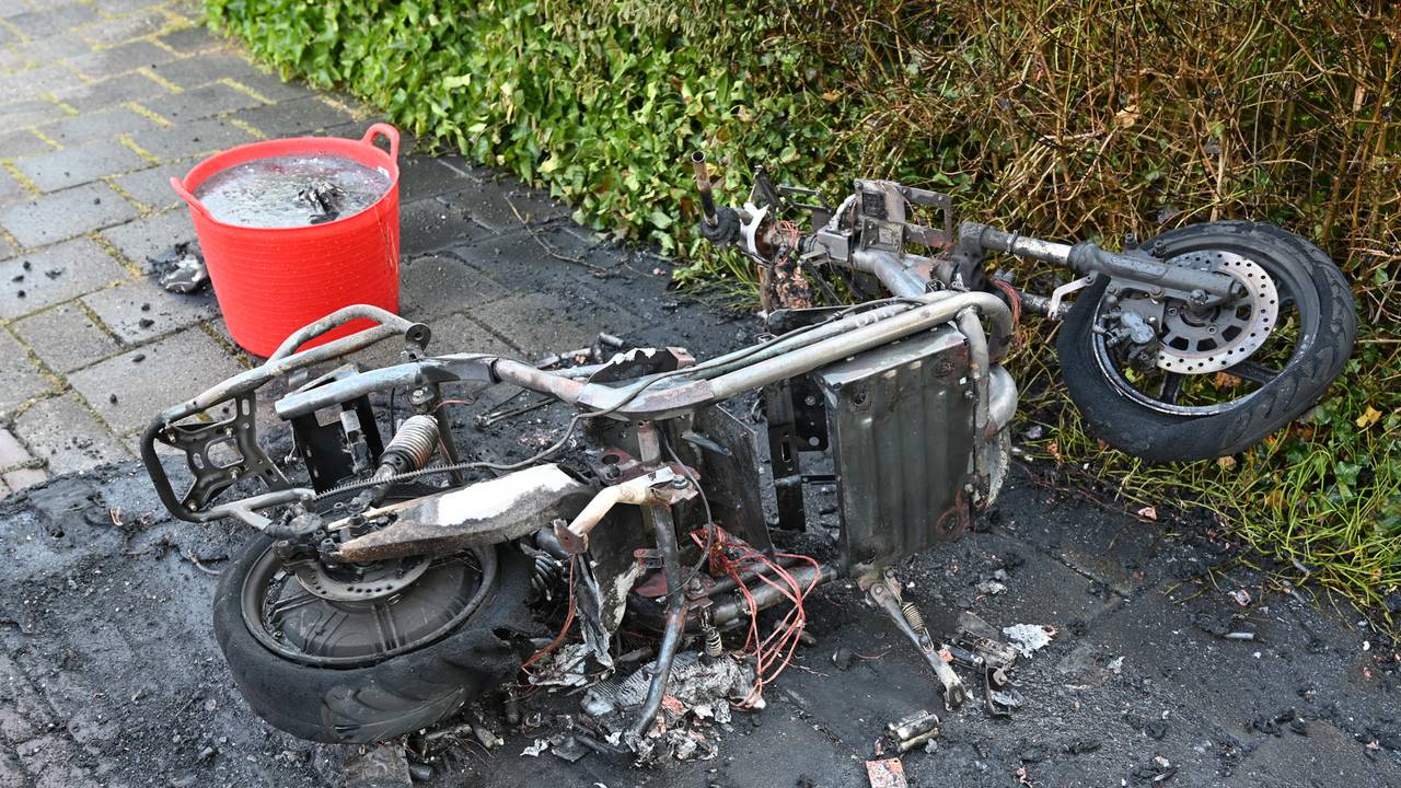 Van de deelscooter in Breda bleef weinig over (foto: Perry Roovers/SQ Vision).