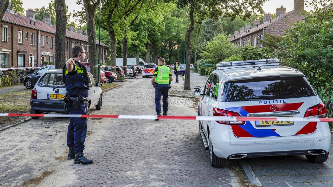 De politie zette de Karel Doormanstraat in Rijen af na de schietpartij (foto: Marcel van Dorst/SQ Vision).