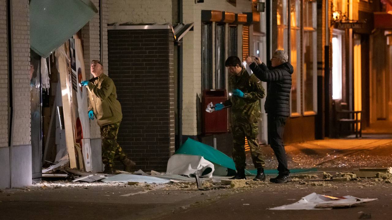 Onderzoek bij de ontplofte geldautomaat in Kaatsheuvel (foto: Iwan van Dun/SQ Vision).