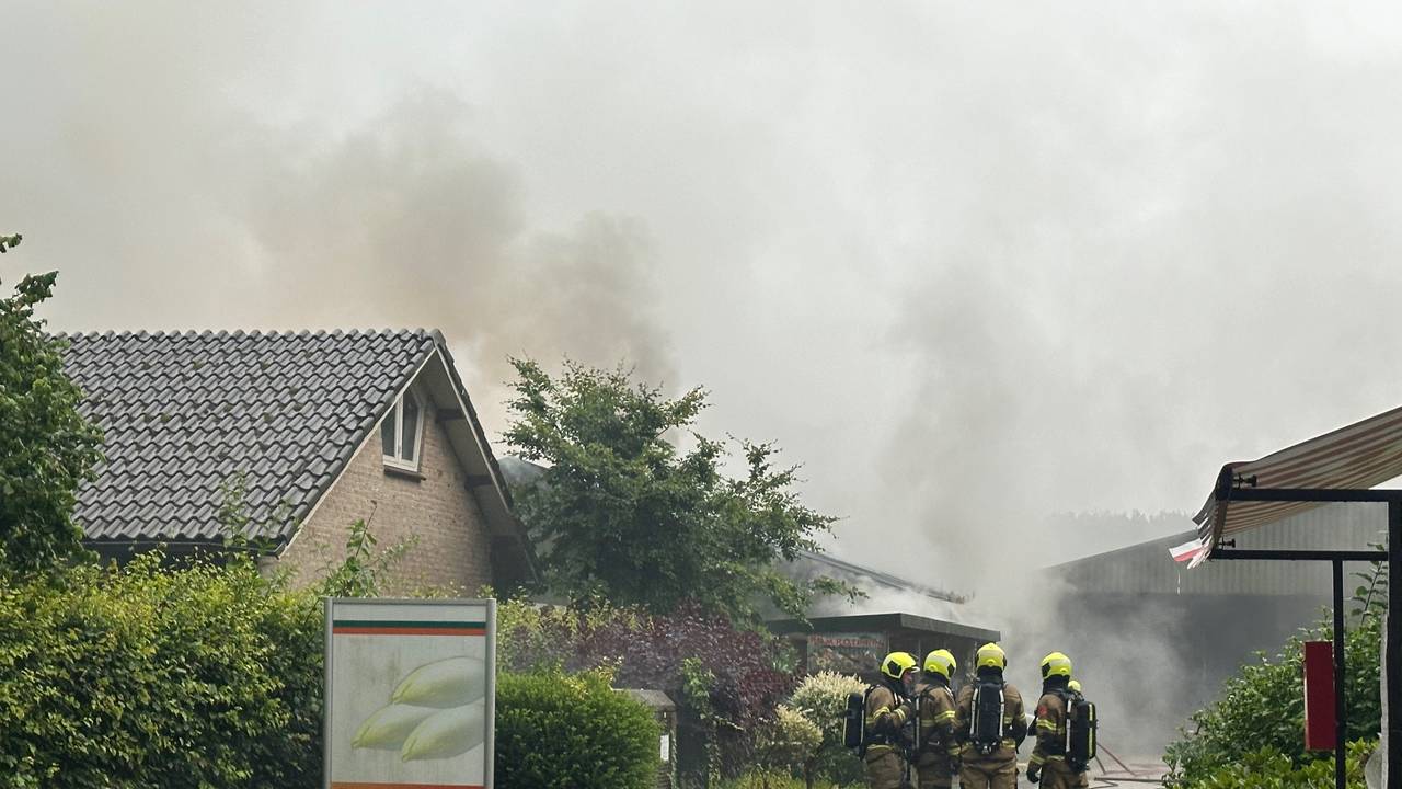 De brand woedde in een schuur (foto: Bart Meesters/Meesters Multi Media/SQ Vision).