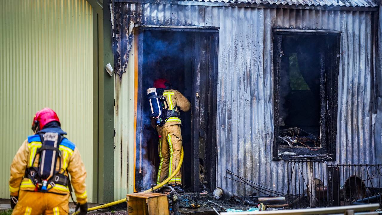 Eén van de brandweerlieden is het tiny house ingegaan (foto: SQ Vision).