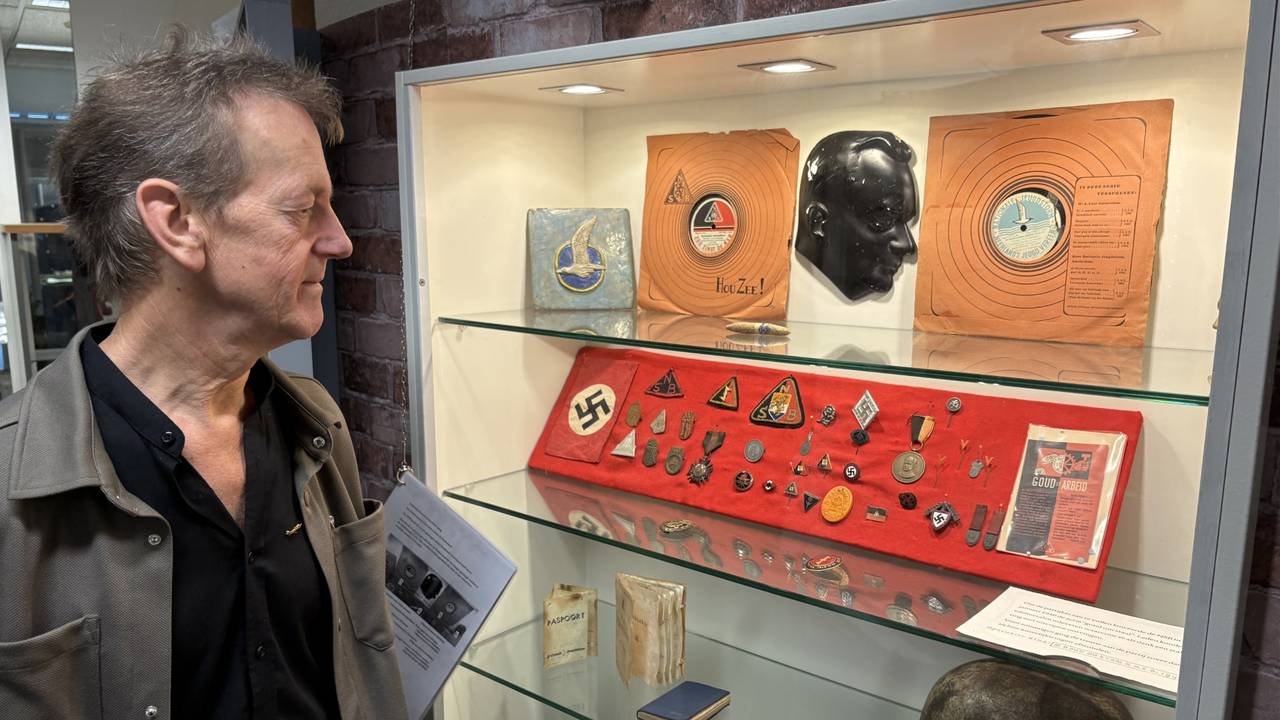 John koestert de collectie in zijn museum (foto: Karin Kamp)