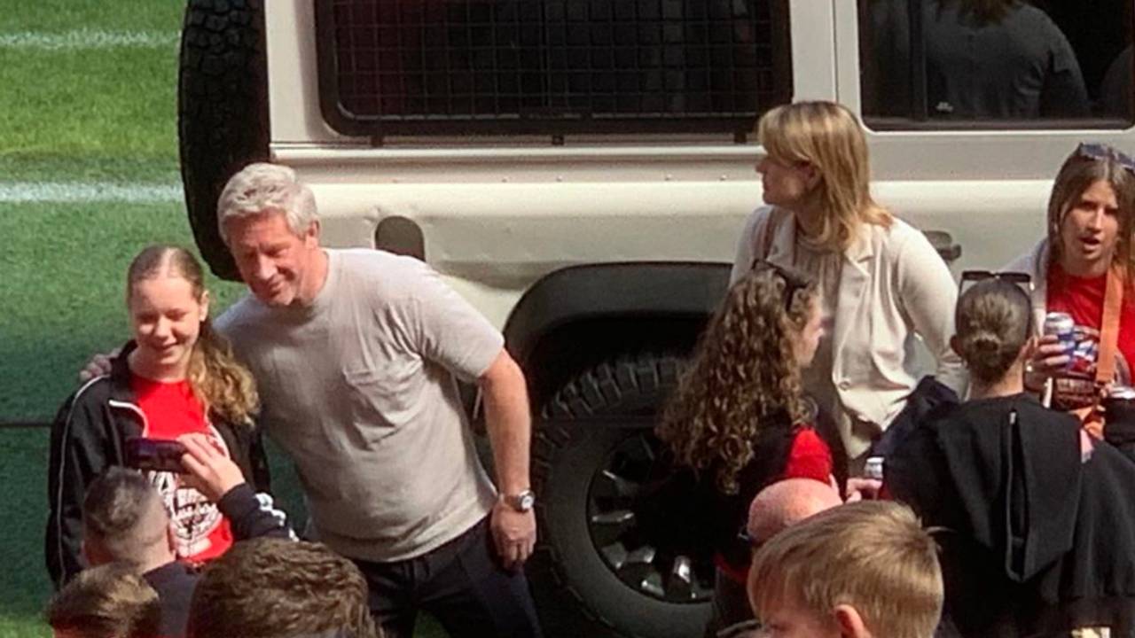 Met de directeur op de foto (foto: Jan de Vries)