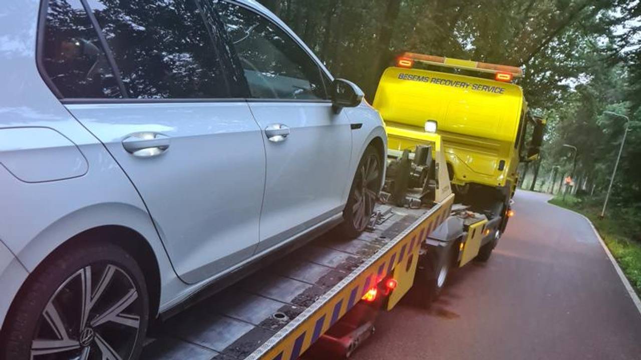 De auto van de snelheidsduivel werd in beslag genomen (foto: Verkeerspolitie Zeeland-West-Brabant).