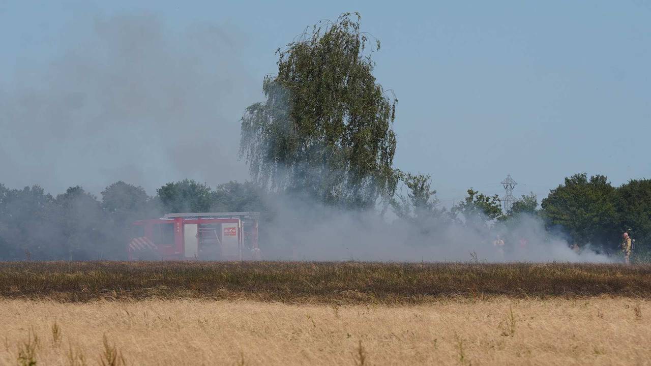 In Budel brandde een deel van een weiland af (foto: WdG/SQ Vision).
