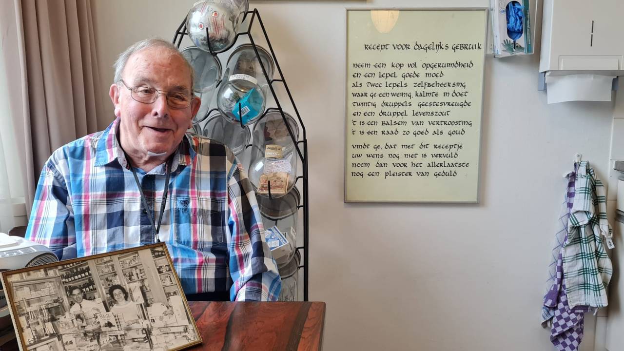 Joep in het verzorgingshuis, met foto, potten en gedicht (foto: familie Adank).