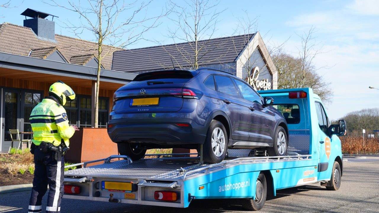 Acht voertuigen werden bij de verkeerscontrole op de N65 in beslag genomen (foto: Bart Meesters).