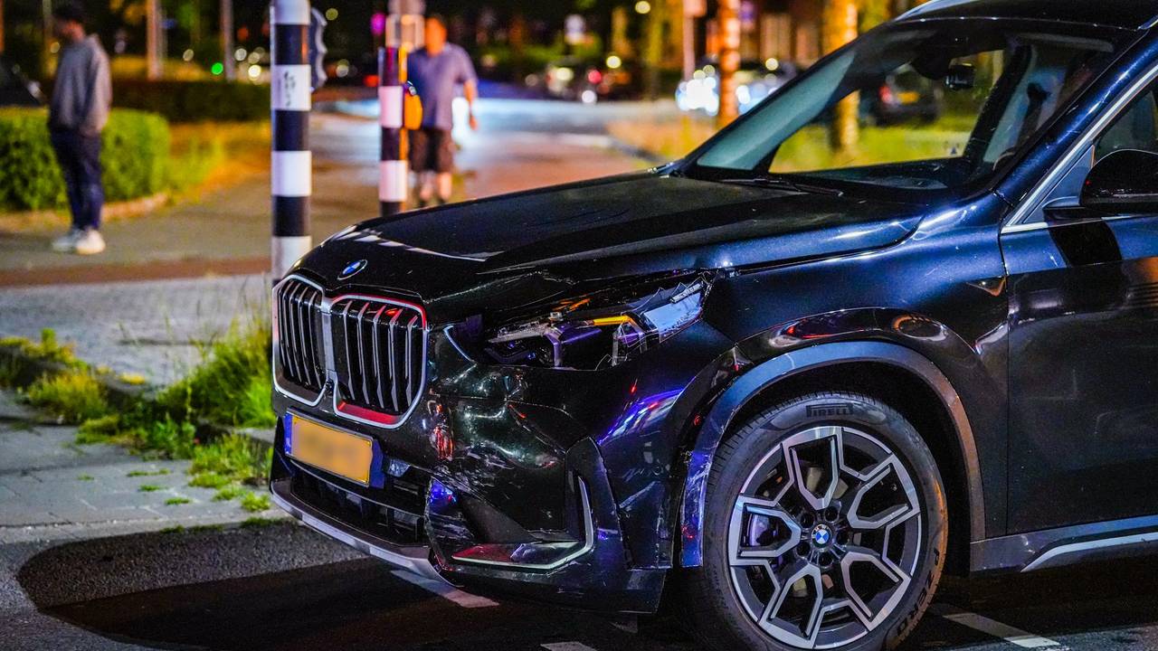 Ook de auto liep forse schade op (foto: SQ Vision).