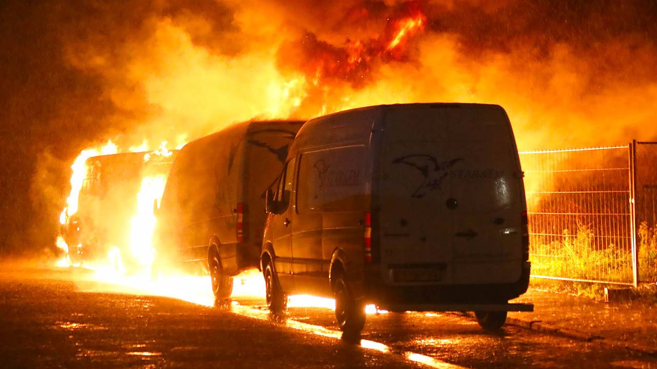 De bestelbussen waren geparkeerd bij Industriepark Oost in Oss (foto: Gabor Heeres/SQ Vision).