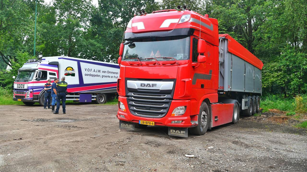 Twee vrachtwagens werden gecontroleerd op de parkeerplaats aan de Muggenberg in Heeze (foto: Rico Vogels/SQ Vision).