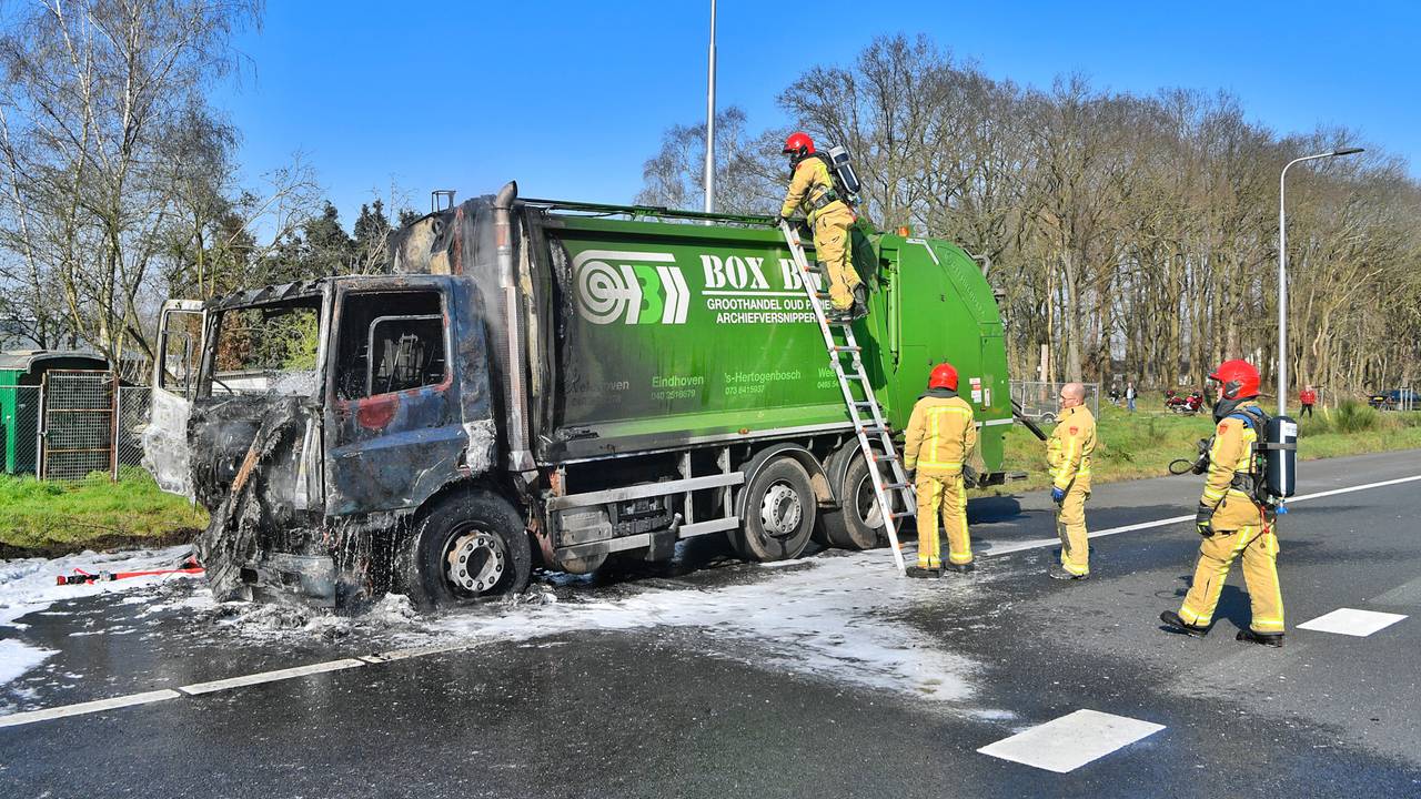 Brandende papierwagen en ongelukken zorgen voor lange files in avondspits.