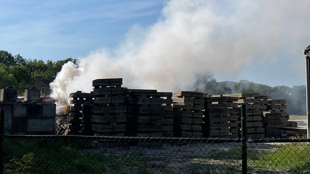 De loader vatte vlam bij een bedrijf aan de Van Ophovenlaan in Wilbertoord (foto; Marco van den Broek/SQ Vision).