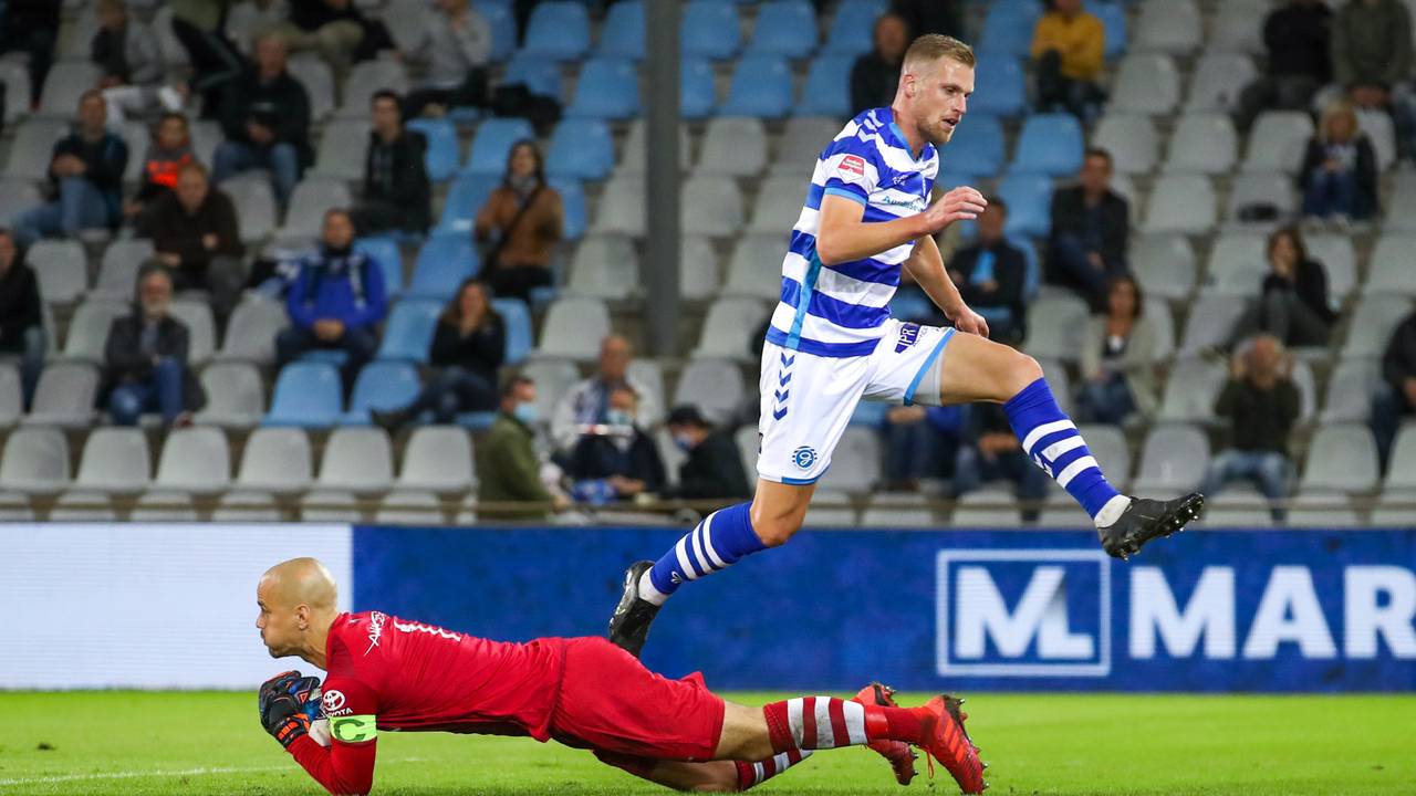 FC Den Bosch-keeper Wouter van der Steen is aanvaller Toine van Huizen te snel af (Foto: Orange Pictures).