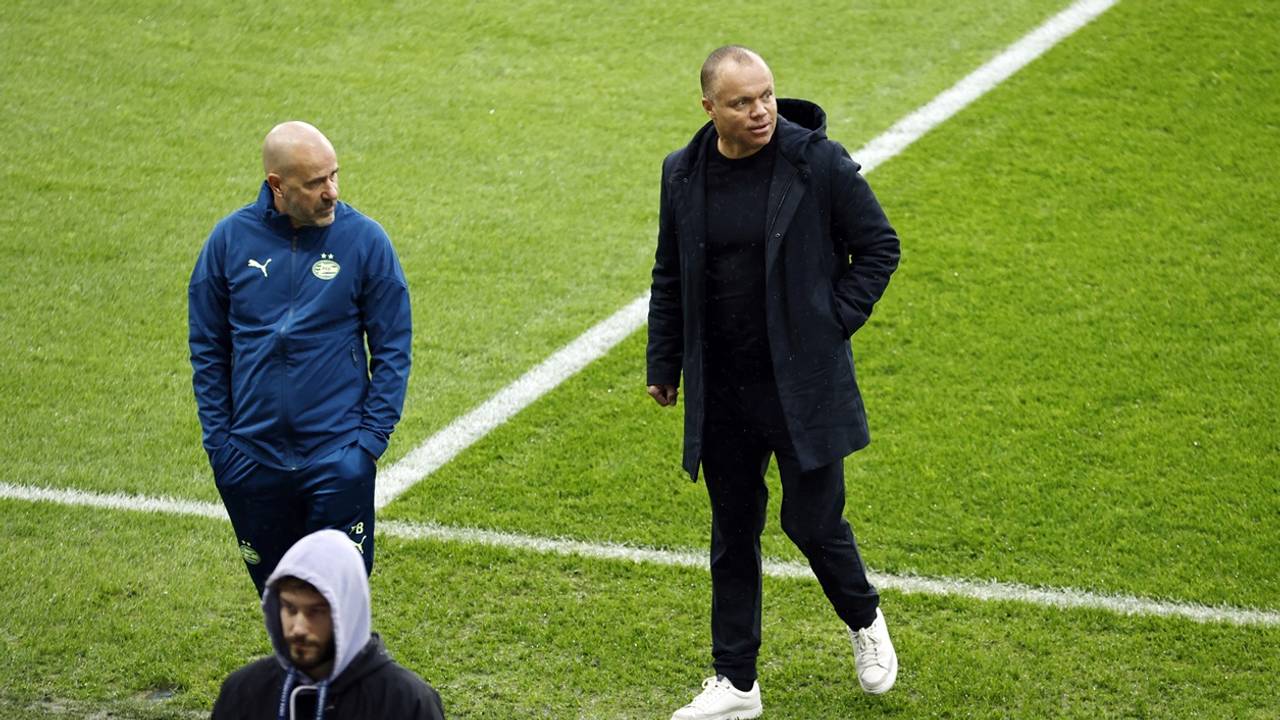 Peter Bosz en Earnest Stewart (foto: ANP).
