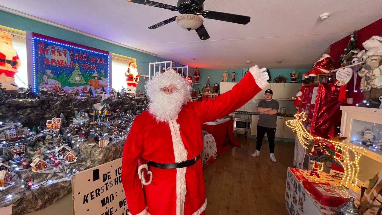 Santa Theo in zijn kerstappartement