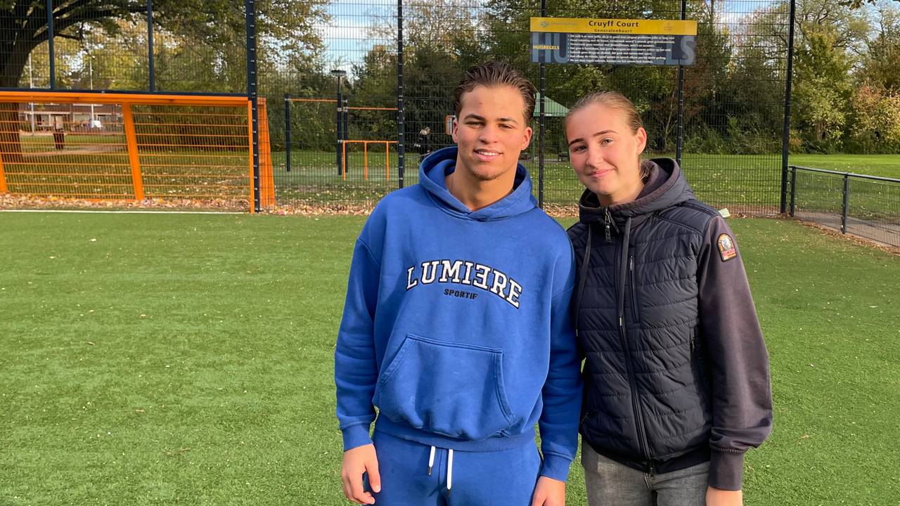 Quinten en Georgina op het voetbalveld (Foto: Alice van der Plas)