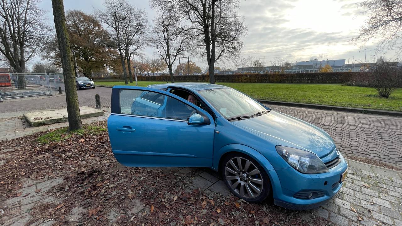 De auto van Tamara, die al maanden haar woning is