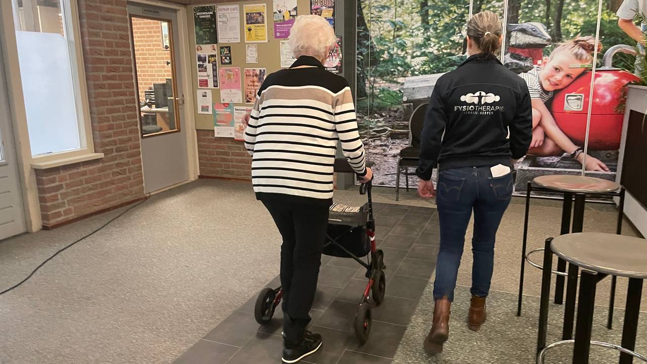 Met de rollator over de speciale vloer (Foto: René van Hoof)