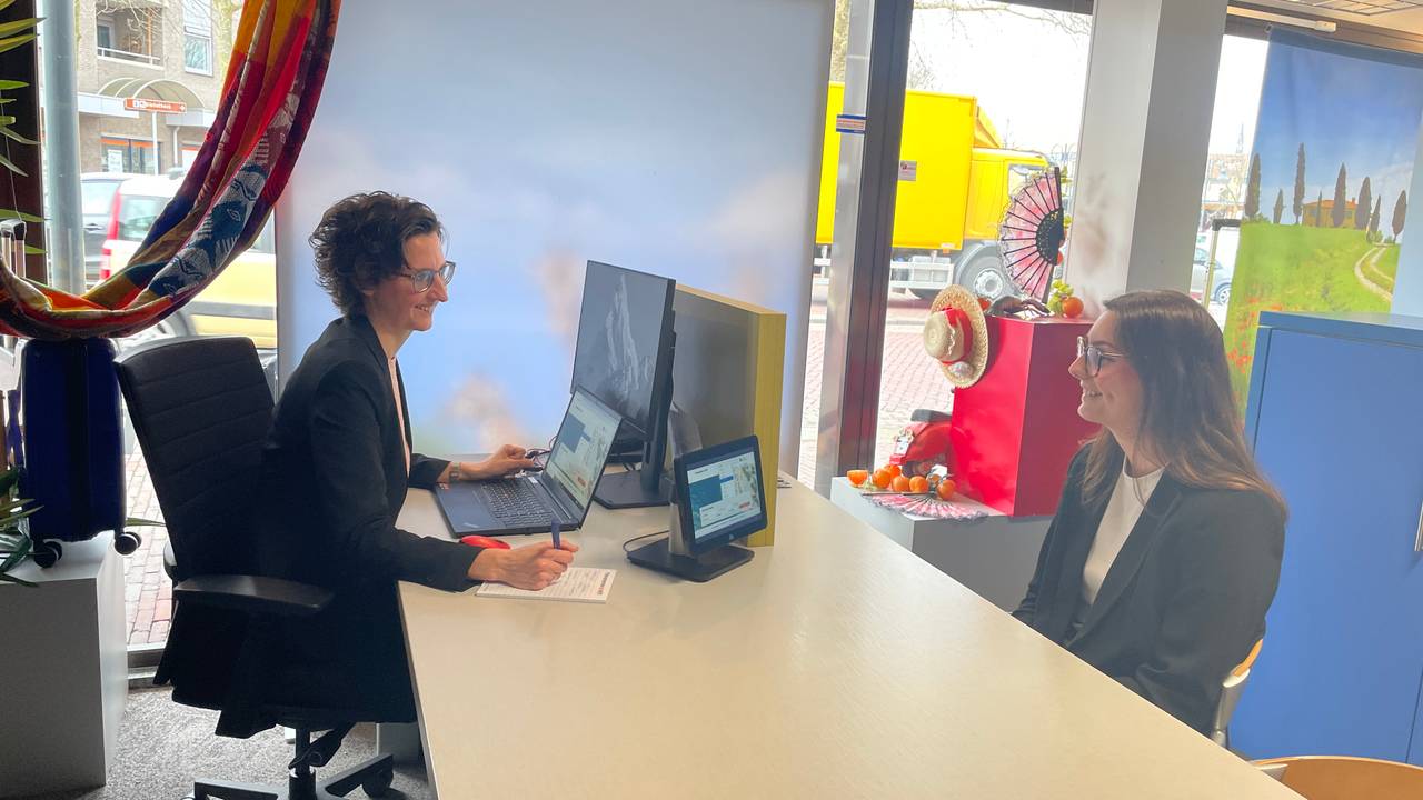 Jill Voets (23) krijgt advies bij het reisbureau (foto: René van Hoof).