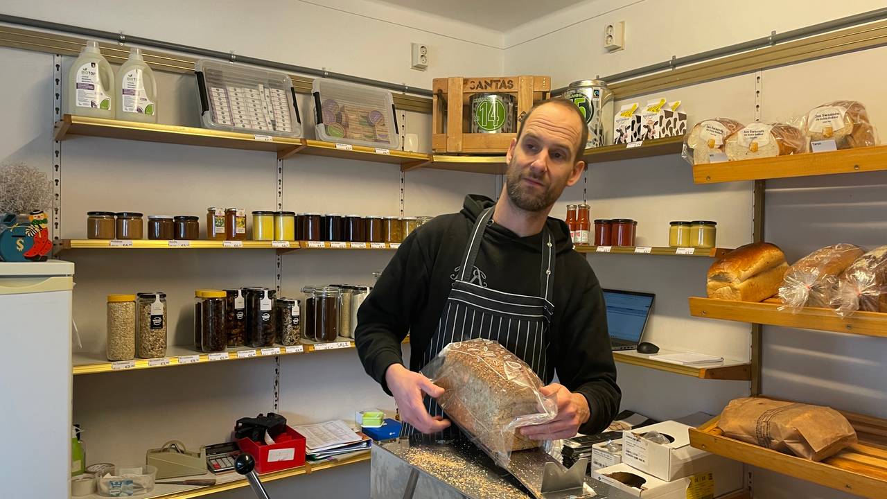 Vrijwilliger Bart in de dorpswinkel (Foto: René van Hoof)