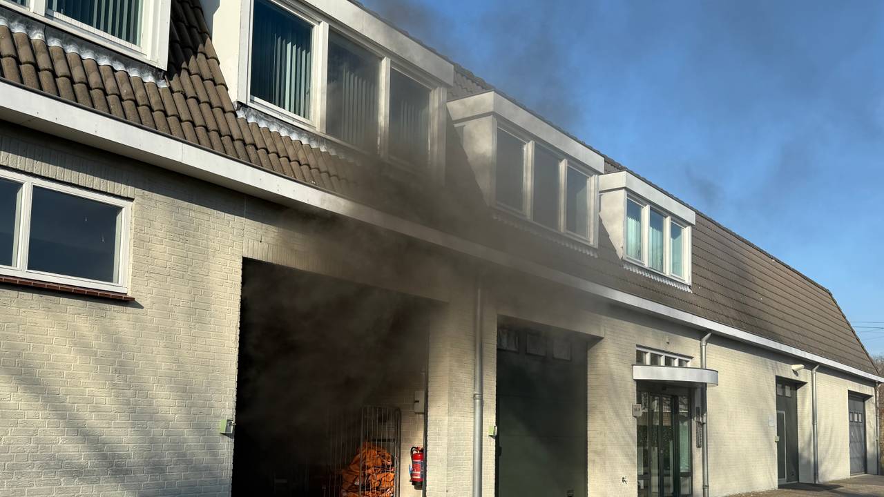 De rookschade in het pand is groot (Foto: Bart Meesters/ persbureau Heitink.)