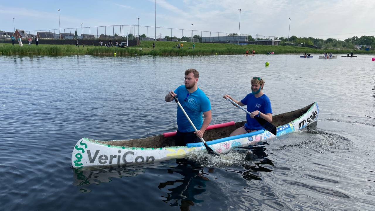 Met een betonnen kano varen (foto; Rene van Hoof)