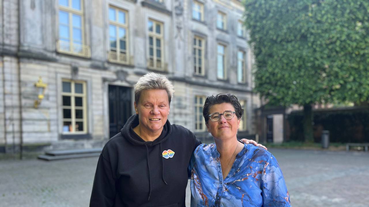 Anja en Jolanda op de plek waar zaterdag het Iedereen Mag Zoenen Festival plaatsvindt (foto: Megan Hanegraaf).