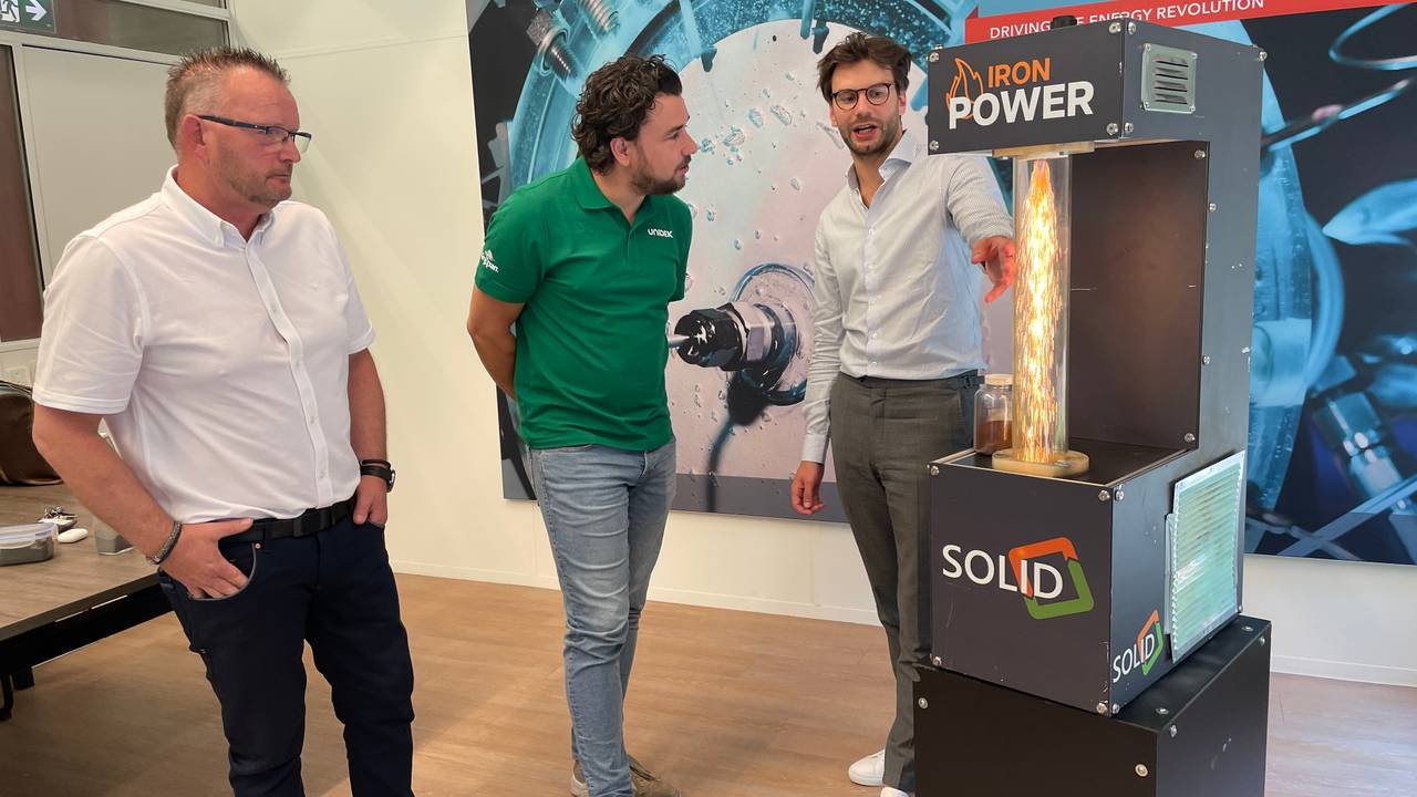 Mark Verhagen (rechts) van RIFT toont de nieuwe techniek aan de mensen van Unidek (foto: René van Hoof).