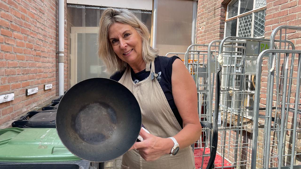 Hendrien Dercksen met een vieze pan (foto: René van Hoof).