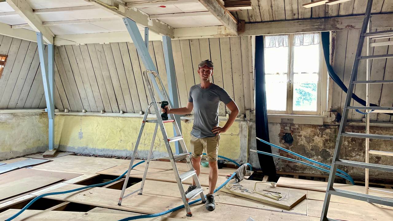 Rudy op zijn zolder (foto: Raymond Merkx).