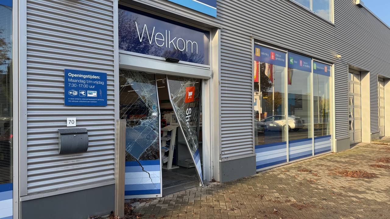 De deur van de groothandel is zwaar beschadigd (foto: Jos Verkuijlen).