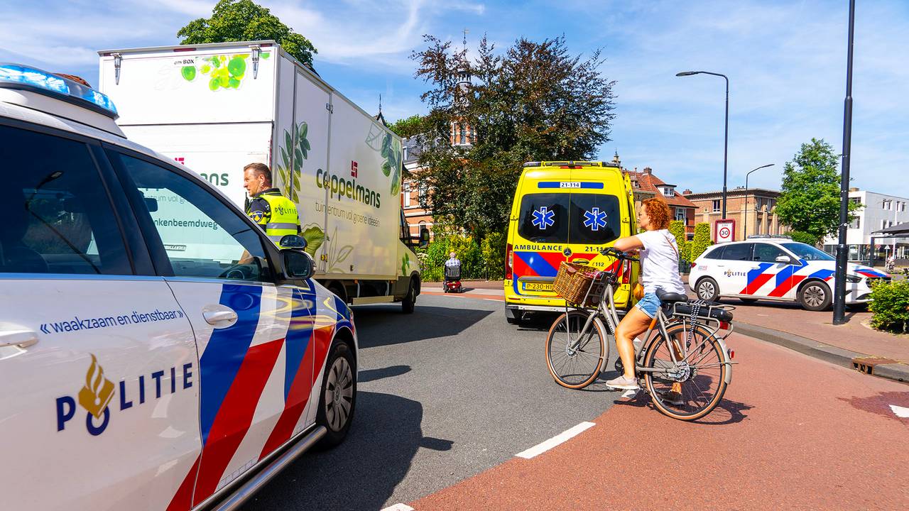 De politie moest na het ongeluk het verkeer in goede banen leiden (foto: Gabor Heeres/SQ Vision).