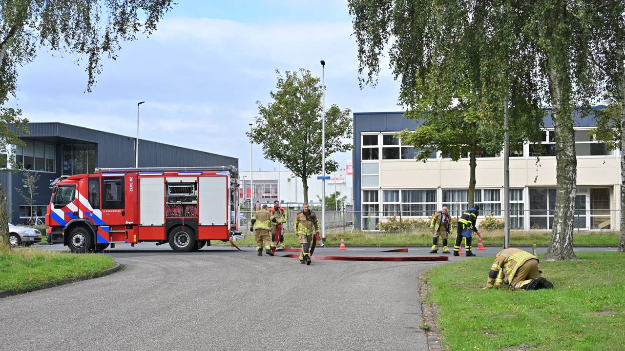 Brandweerlieden en agenten zoeken uit waar de vervelende lucht vandaan komt (foto: Tom van der Put/SQ Vision).