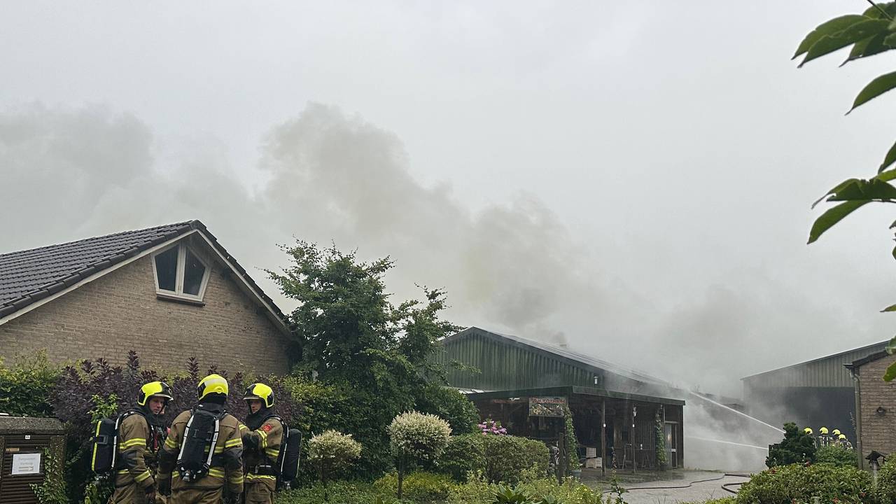 Er kwam veel rook vrij bij de schuurbrand in Drunen (foto: Bart Meesters/Meesters Multi Media/SQ Vision).