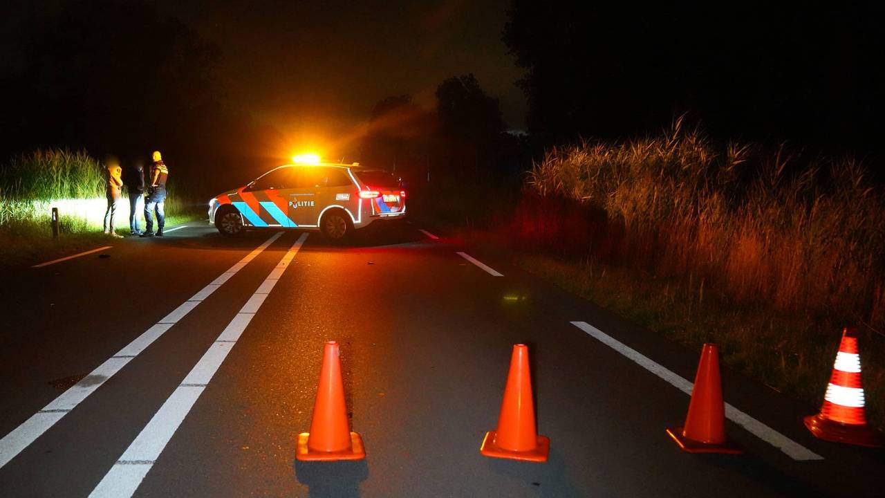 Voetganger met bagage zwaargewond bij aanrijding in het donker.