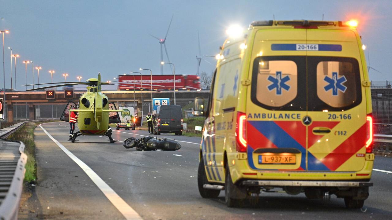 A16 fermée après un accident entre moto et camion, un hélicoptère de traumatologie atterrit sur la route