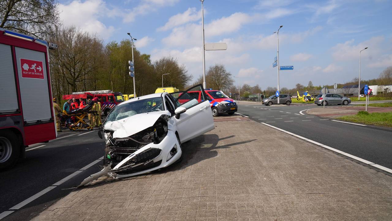 Hoe de aanrijding op de Deense Hoek in Lieshout kon gebeuren, wordt onderzocht (foto: Harrie Grijseels/SQ Vision).