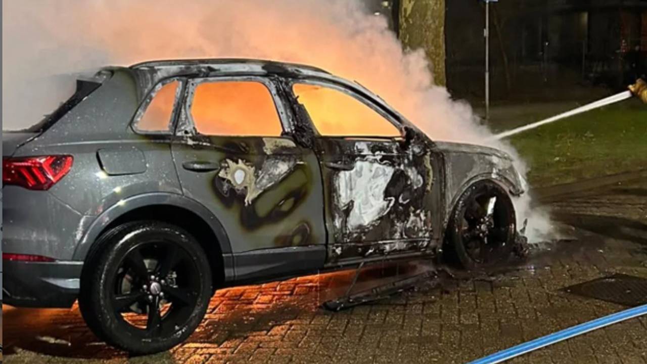 De uitgebrande auto in Raamsdonksveer (foto: brandweer Raamsdonksveer, Instagram).
