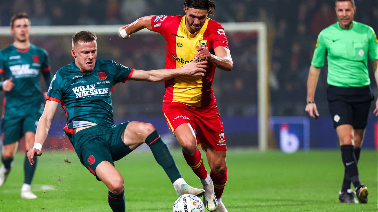 Dario van den Buijs (l.) van RKC Waalwijk in duel met Willum Willumsson (Go Ahead Eagles) - foto: Orange Pictures