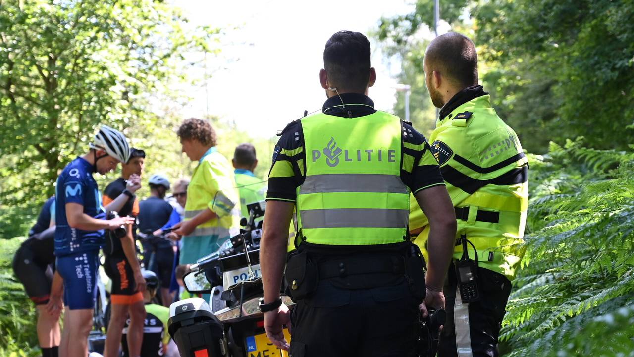 Meerdere fietsers gewond op het fietspad langs de Leursebaan in Breda (foto: Perry Roovers/SQ Vision).