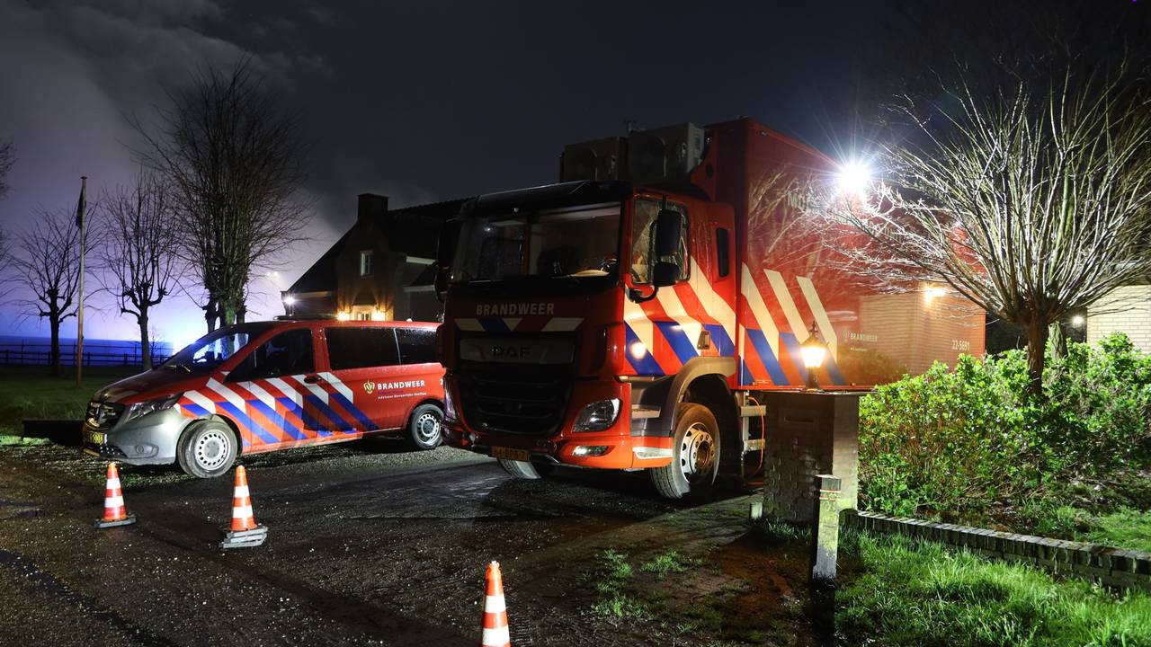 De stalbrand was rond kwart over drie zondagnacht onder controle (foto: Kevin Kanters/SQ Vision).