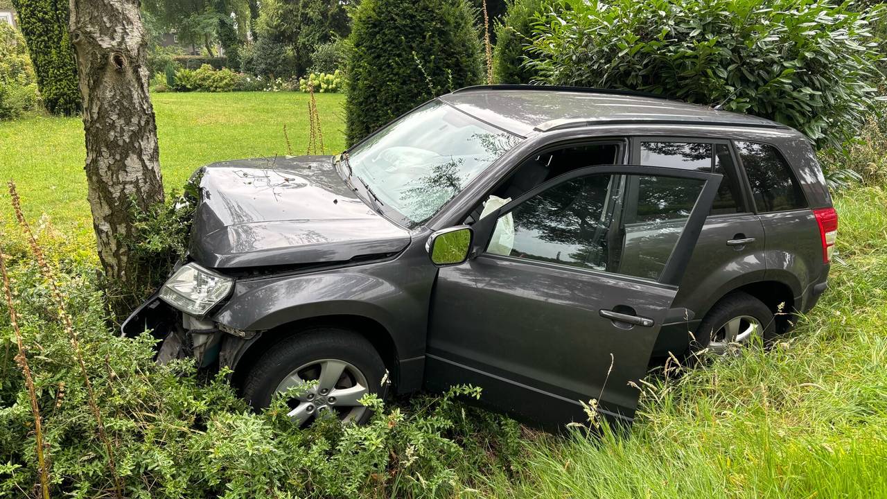 Een auto kwam na de botsing tegen een boom tot stilstand (foto: Marco van den Broek/SQ Vision).