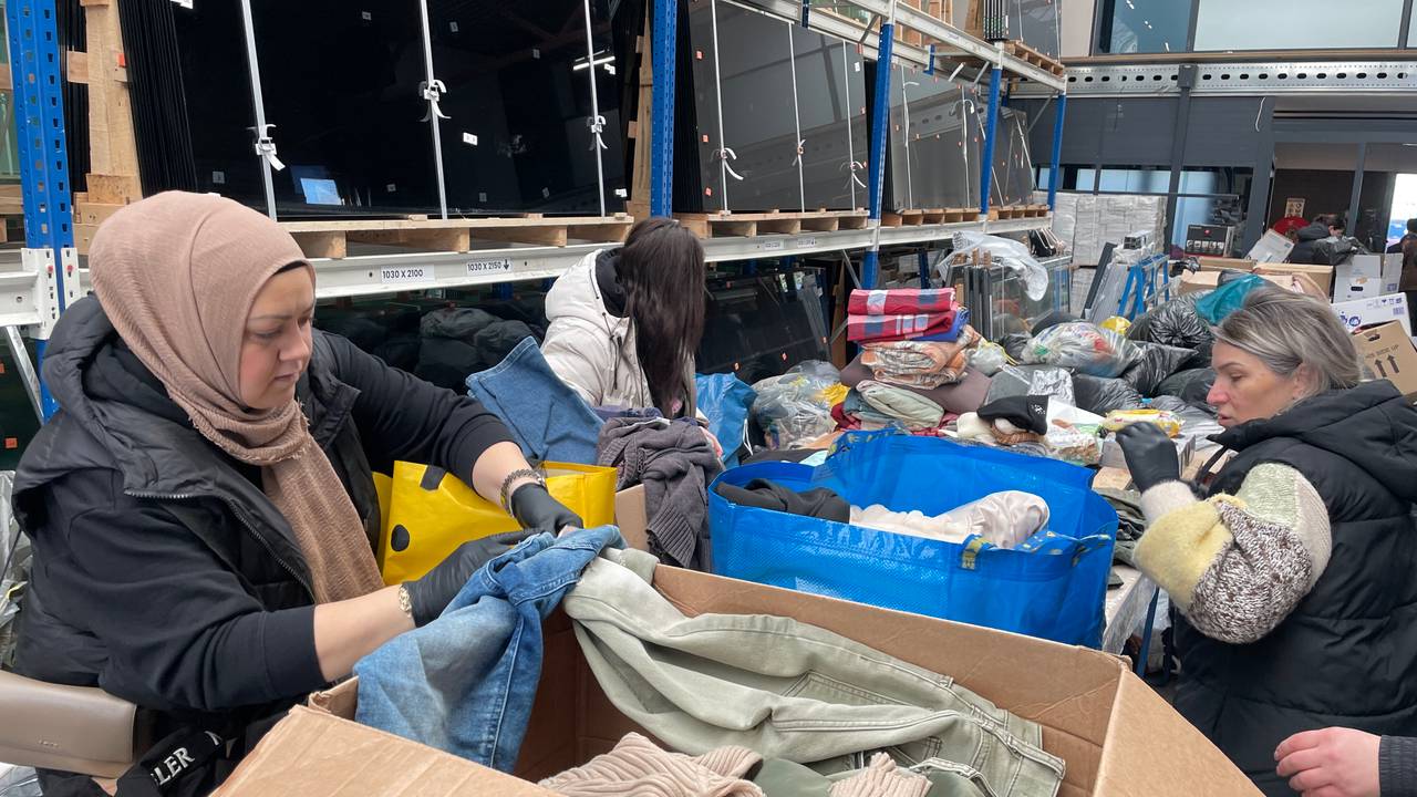 Hulpgoederen worden gesorteerd (Foto: René van Hoof)