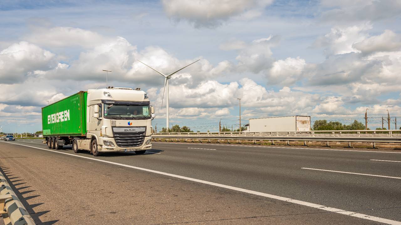 Een vrachtauto van DAF op de A16 bij Langeweg (Foto: ANP).