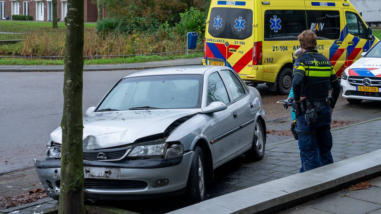 De auto raakte bij het ongeluk in de Rijzertlaan in Den Bosch aanzienlijk beschadigd (foto: Iwan van Dun/SQ Vision).