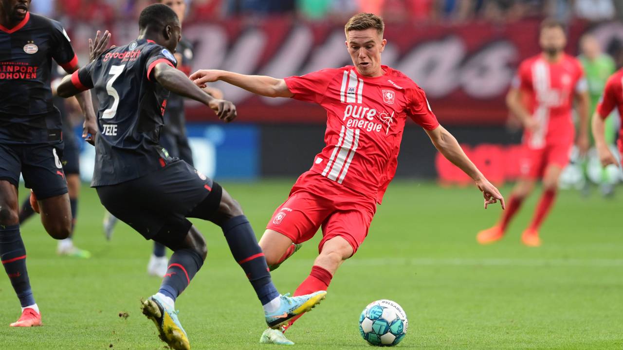 Jordan Teze probeert de bal te onderscheppen (Foto: ANP)