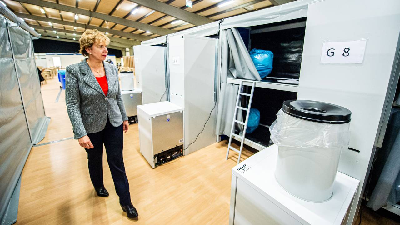 Margo Mulder als burgemeester van Goes tijdens een rondleiding in noodopvanglocatie COA in de Zeelandhallen (foto: ANP 2021/Jonas Roosens).