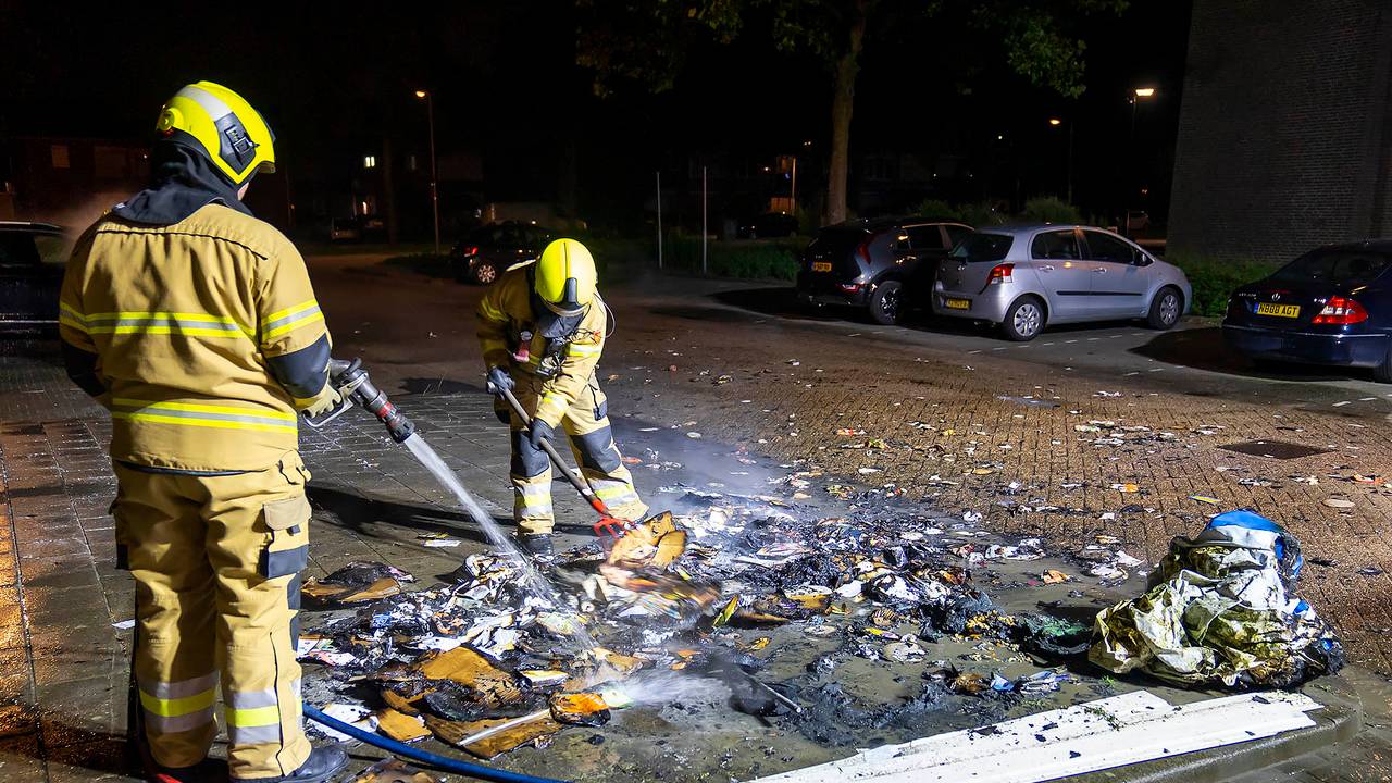 De brandweer bluste het afval in Oss (foto: Gabor Heeres/SQ Vision).