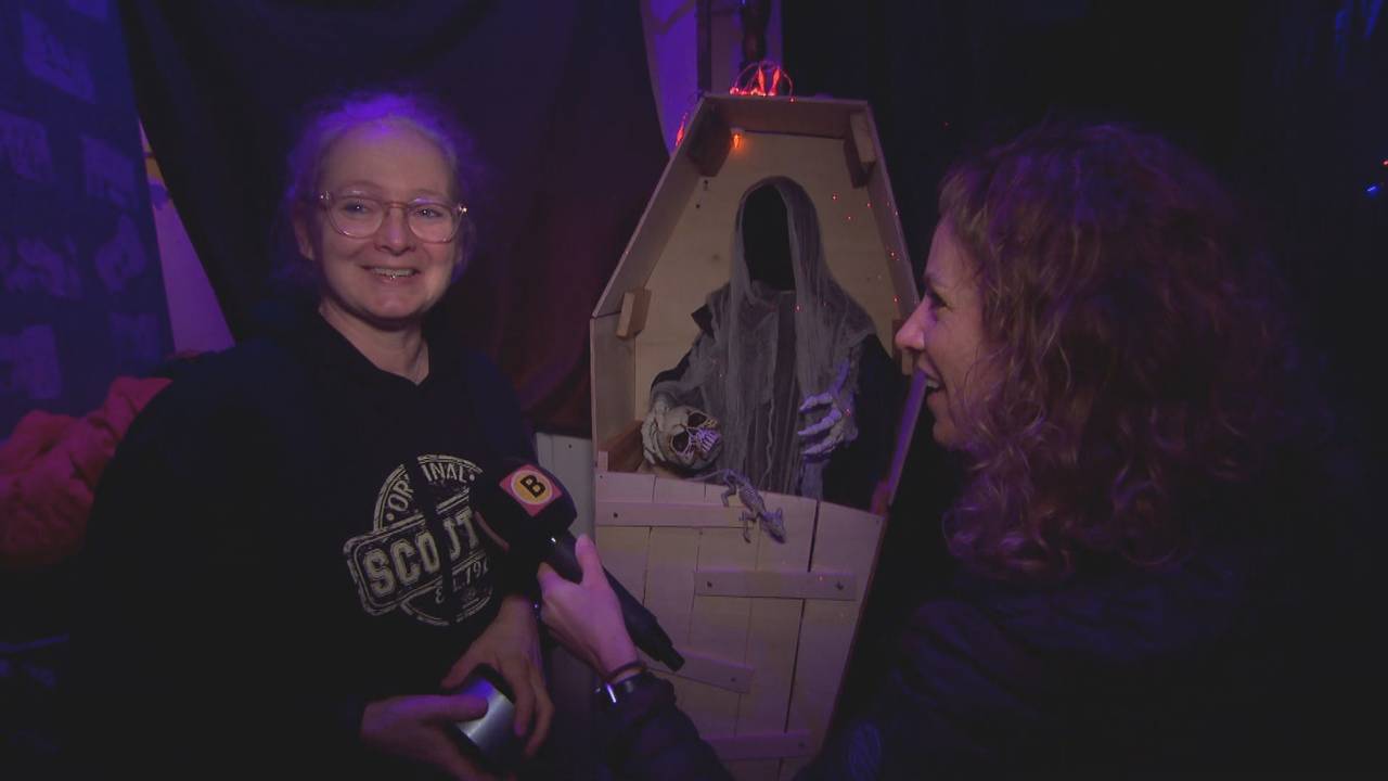 Ine, haar man en de kinderen knutselen wekenlang aan het spookhuis.